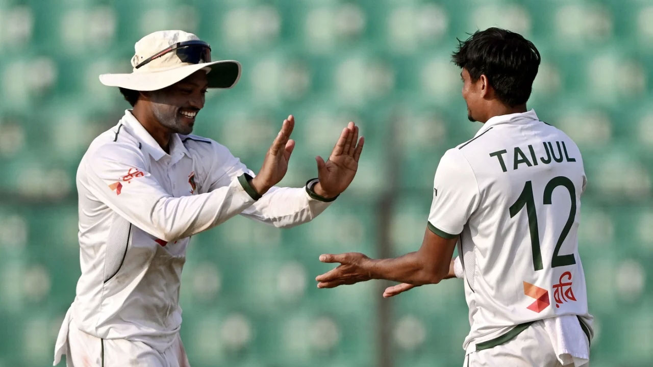 দিনের প্রথম বলেই অলআউট জিম্বাবুয়ে